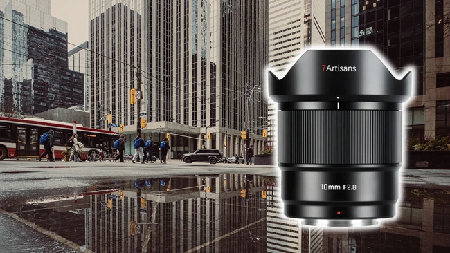 Imagen del producto con lente ultra gran angular Artisans de 10 mm f2.8 mostrada en los reflejos de las calles de la ciudad
