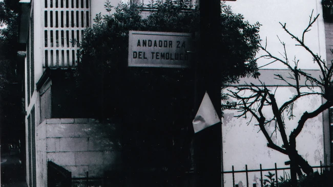 Street sign reading 'ANDADOR 2 DEL TEÚL' mounted on a weathered building corner