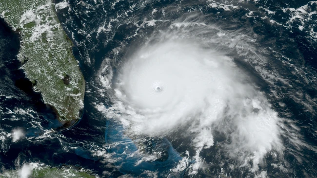 Satellite imagery of a hurricane with a defined eye over the Gulf of Mexico