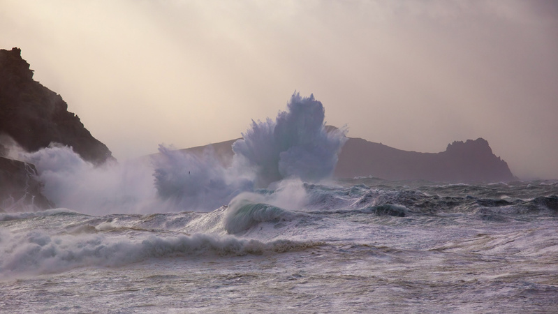 دریا و موجی فریز شده بر فراز آن در عکاسی از مناظر دریایی