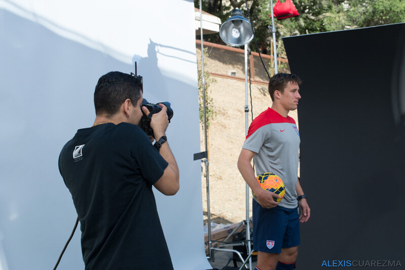 Embedding fstoppers-alexis-cuarezma-sports-illustrated-bts-aaron-brown-setup-black.jpg