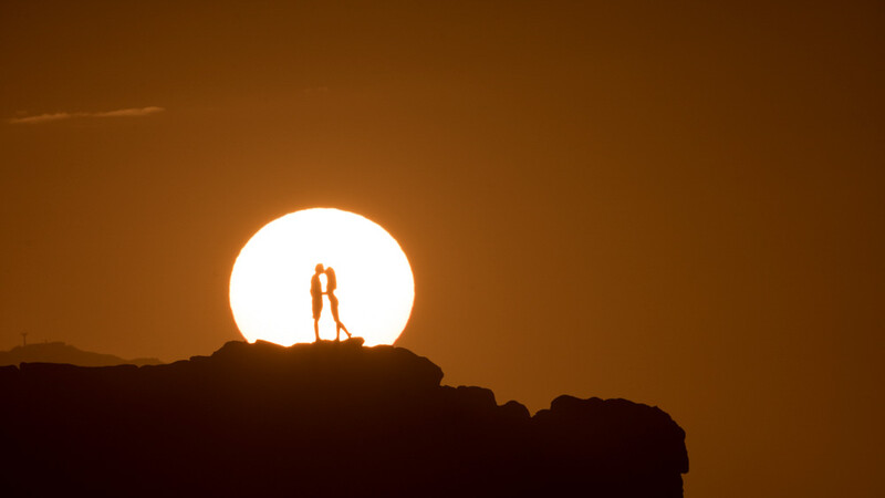 fstoppers-aaron-eveland-sunchasers-the-endless-summmer-surfer-sunset-aaron-brown-couple-2.jpg