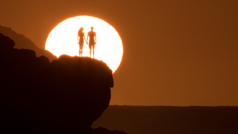 fstoppers-aaron-eveland-sunchasers-the-endless-summmer-surfer-sunset-aaron-brown-couple-3.jpg