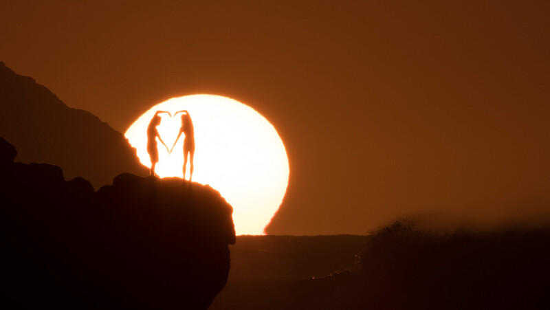 fstoppers-aaron-eveland-sunchasers-the-endless-summmer-surfer-sunset-aaron-brown-couple-4.jpg