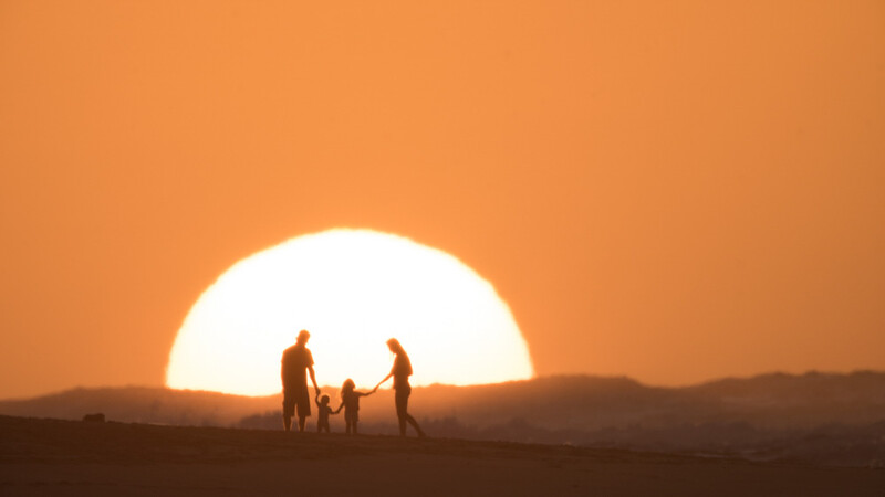 fstoppers-aaron-eveland-sunchasers-the-endless-summmer-surfer-sunset-aaron-brown-family-3.jpg