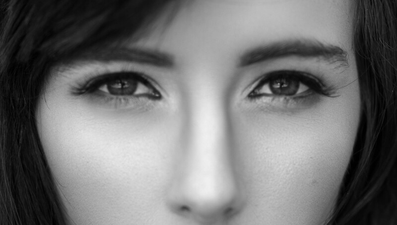 woman-not-sharp-out-of-focus-portrait