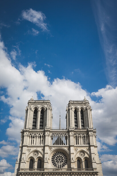notre damn paris blue sky