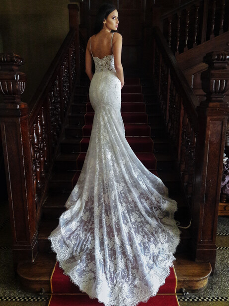 Brida with a long wedding dress on a staircase.