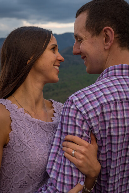 hands-around-arm-couples-posing-ideas