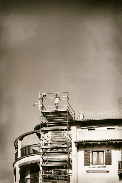 A young boy stood on a scaffolding in Biarritz.