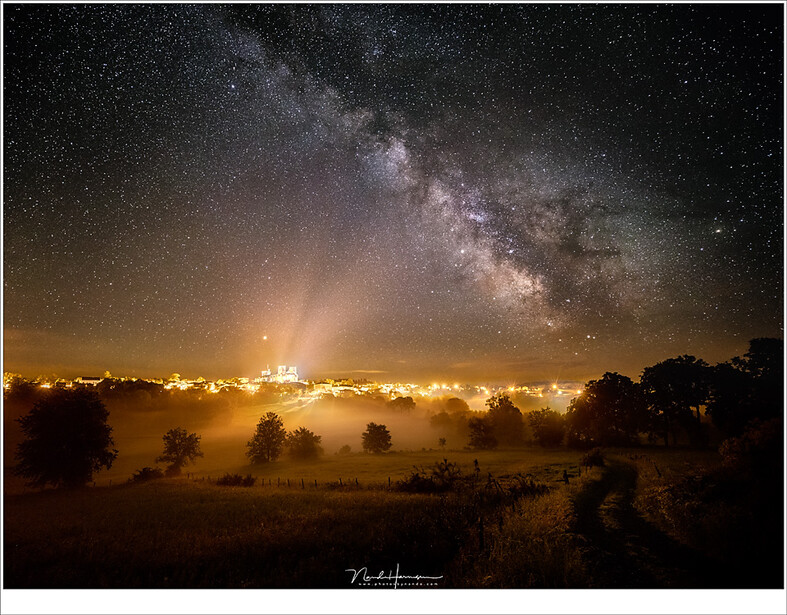 When using the LCD screen at night you can get blinded by the light. This can be quite inconvenient when when you are shooting a starry night and/or Milky Way (Canon EOS 5D mark IV with EF16-35mm f/2,8L @ 16mm | ISO12800 | f/4 | 15 sec)