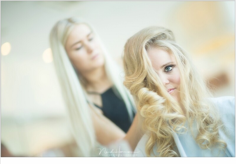 Using a small depth of field can isolate your subject from the surroundings, like this shot where the bride is in focus and the hair dresser not. (Canon EOS 1Dx + EF85mm f/1,2L II | ISO100 | f/1,2 | 1/250)