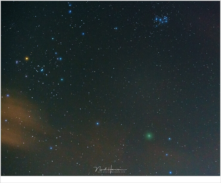 The constellation of Taurus with the Hyades and the star Aldebaran (left), and the Pleiades at the top. The greenish spot is the comet 46P/Wirtanen (Sony A7R3 + FE 2.8/70-200 @ 70mm | ISO12800 | f/2.8 | 2 sec | stack of five images)