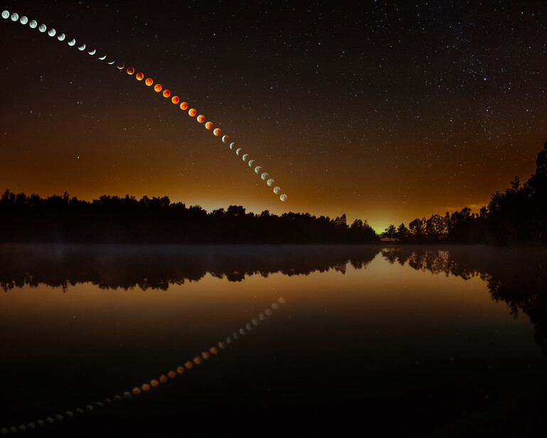 For comparison my compilation of the superbloodmoon of 2015. If I did not mention that it could also be the eclipse of 2019. You would never see the difference (Canon EOS 5D mark III with EF15mm fisheye | ISO1600 | f/2.8 | 20 sec for the landscape)