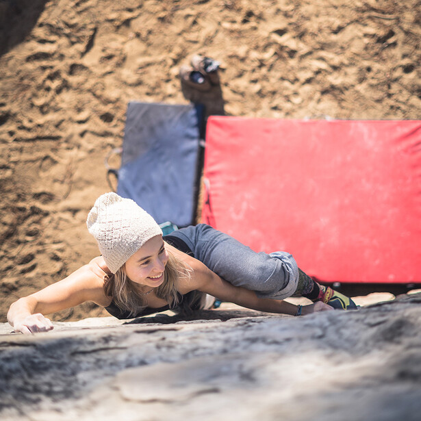Smile bouldering woman climbing bouldering - stock library keywords