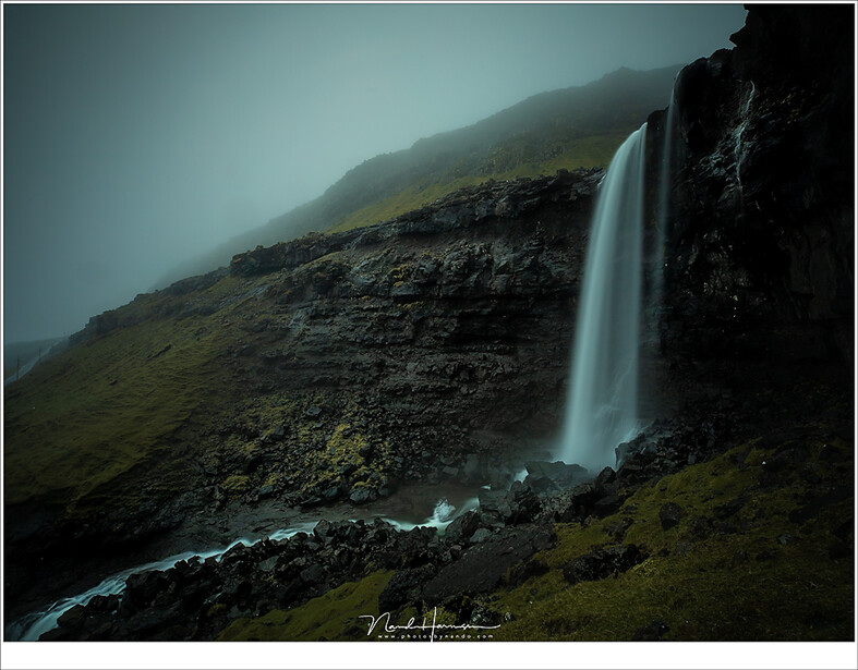 Photographing the waterfall Føssa at the Faroër Islands turned out to be a chalenge due to falling rain and ever changing winds. (Canon EOS 5D mark IV + EF16-35L @ 16mm | ISO200 | f/11 | 30 sec with Lee Big Stopper)