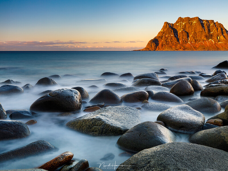 The famous beach f Uttakleiv on Lofoten with a smooth sea due to a long exposure. It looks really tranquil like this and the water between the rocks looks almost like fog. (Canon EOS 5D mark IV + EF24-70L @ 35mm | ISO100 | f/11 | 30sec with Lee Big Stoppe