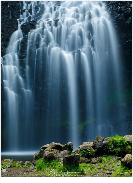 I wanted no detail in the waterfall, just a curtain of falling water. behind the rocks and grass. For that I used the Big Stopper. (EOS 5D mark IV + EF70-200L @ 95mm | ISO100 | f/11 | 30 sec with Lee Big Stopper)