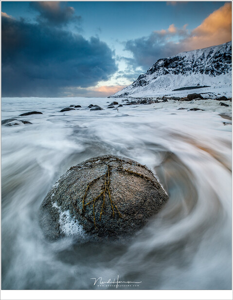 Receding water on the beach promises amazing patterns. But the exposure cannot be too long or you will loose the details. I did not use a ND filter, just a gradient ND and a polarizer. (EOS 5D mark IV + EF16-35L @ 16mm | ISO100 | f/13 | 1.3sec)
