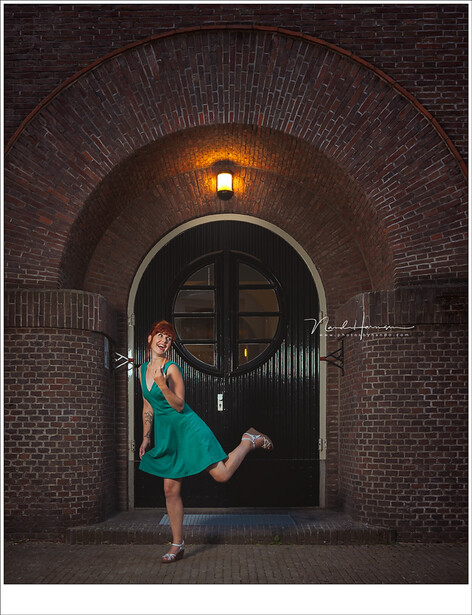 A fast stutter speed is necessary when freezing movement, even when image stabilization could compensate movement up to 3 or 4 stops. (Leica SL + 28mm | ISO400 | f/4 | 1/80 | Profoto B2 flash in OCF 2" softbox)