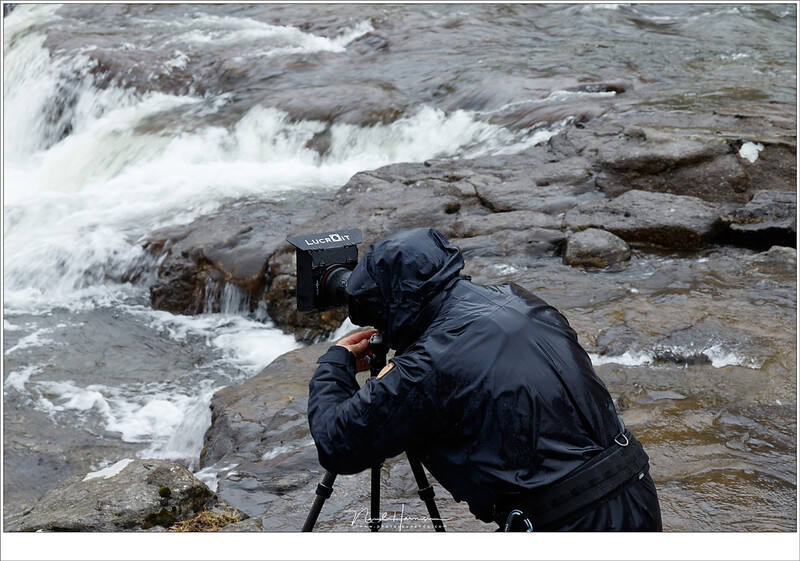 This is me, shooting in the rain during my Faroër trip in 2018. I used a filter holder of LucrOit with flaps that protected the lens from the rain. (photo by Hetwie (www.hetwie.hl))