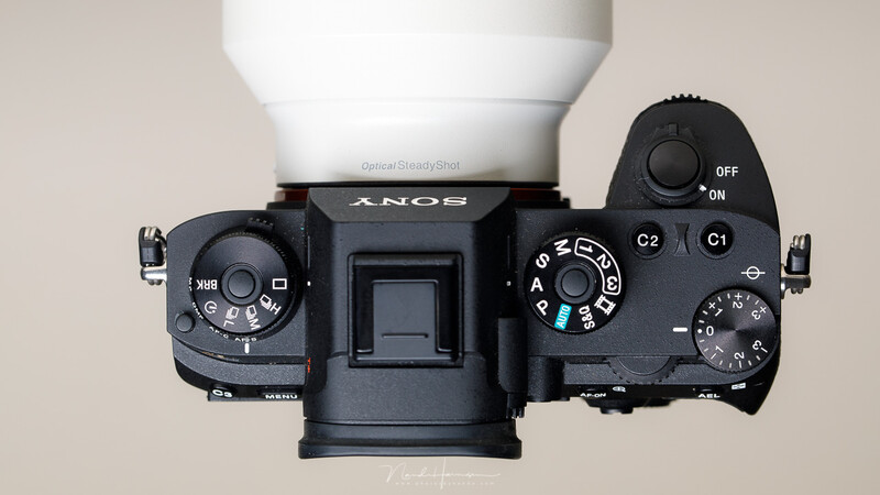 The top plate of a Sony camera shows the PSAM wheel (or PASM in this case). Next to these possibilities there are also three custom settings that can be programmed. This way you can make multiple changes to the behavior of a camera by just one twist of a 