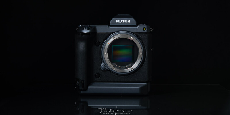 The Fujifilm GFX100 looks rather impressive. Its design, size and weight is comparible with the Nikon D5 and Canon EOS 1Dx II. 
