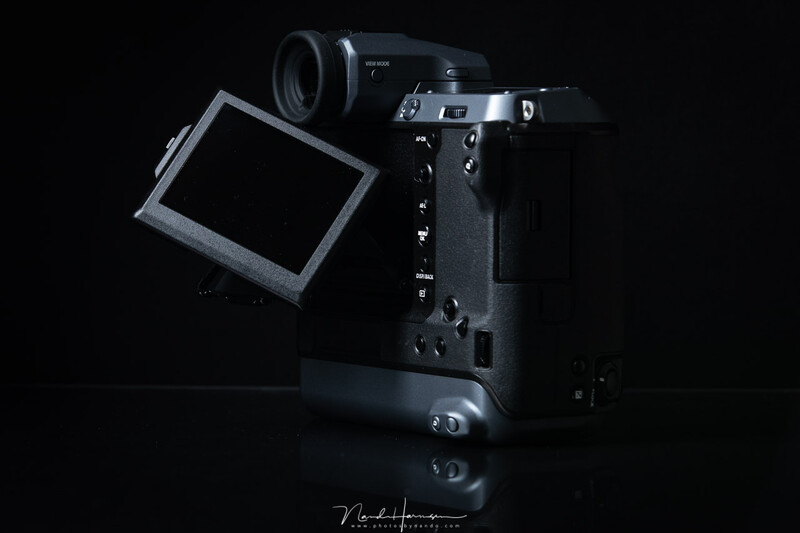 A nice tilt screen is very handy. But be carefull not to tilt it in front of the eye-sensor or the screen will switch to the EVF. Too bad the screen has limited touch functionality.