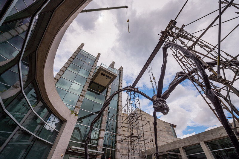 De-installation of "Maman," a sculpture by Louise Bourgeois, at the Crystal Bridges Museum of American Art in Bentonville, AR. Nikon Z6 with FTZ adapter, Nikon 14-24mm f/2.8 at 14mm. 1/5000, f/5, ISO100.