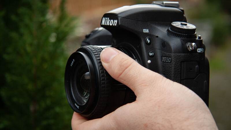 Autofocusing dslr in hand