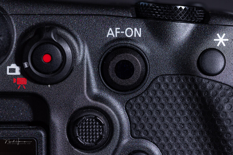 The Smart Controller was first used on the Canon EOS 1Dx mark III. The infrared sensor allows a great way of moving the AF point on through the frame.
