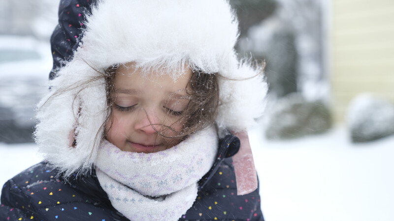 Kid playing in the snow taken with a Fuji X-T4 and 35mm 