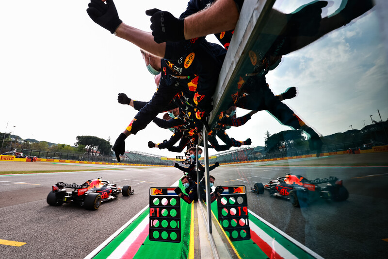 F1 racing photographed by Mark Thompson/Getty Images)