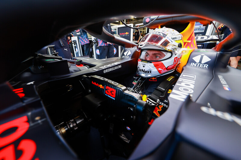 F1 racing photographed by Mark Thompson/Getty Images)