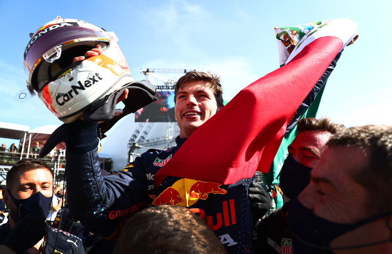 F1 racing photographed by Mark Thompson/Getty Images