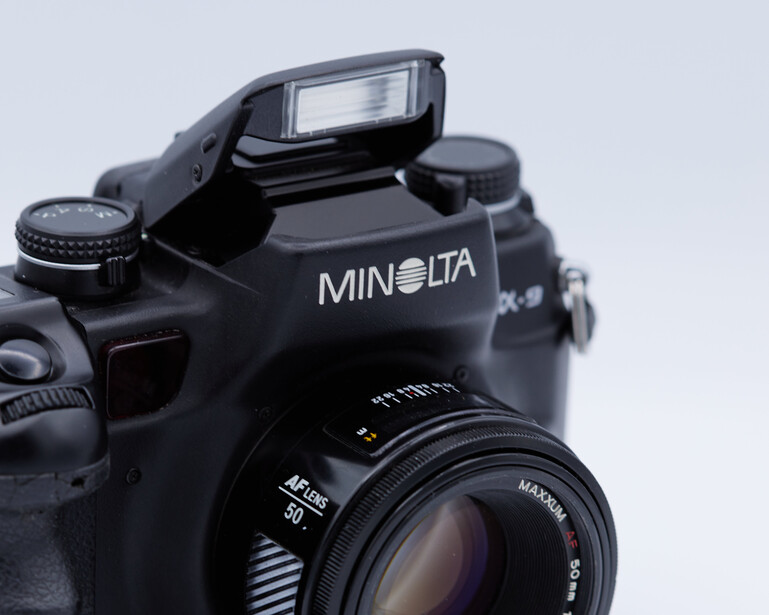 The Maxxum 9 featured a manual pop up flash