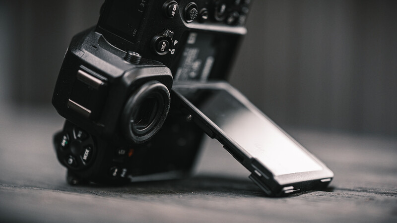 Nikon Z 8 LCD screen vertical tilt