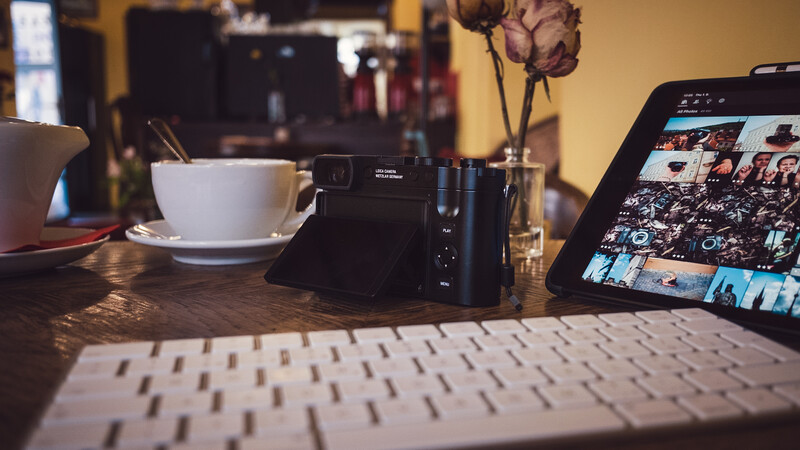 Leica Q3 tilting LCD screen