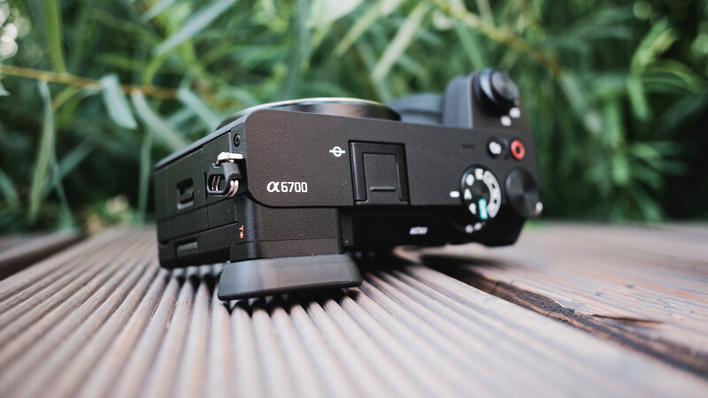 The top plate is flush and flat. Perfect for small camera bags.