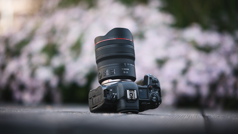 Not too big, not too heavy. It fits a larger body like the Canon EOS R5 perfectly.