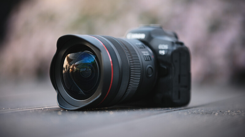 The front element is protected by the built-in lens-hood.