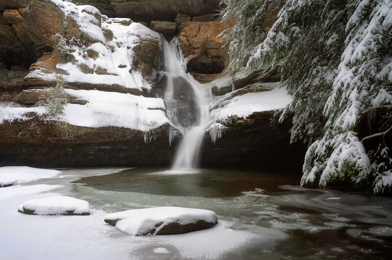 waterfall in hocking hills Ohio in the snow
