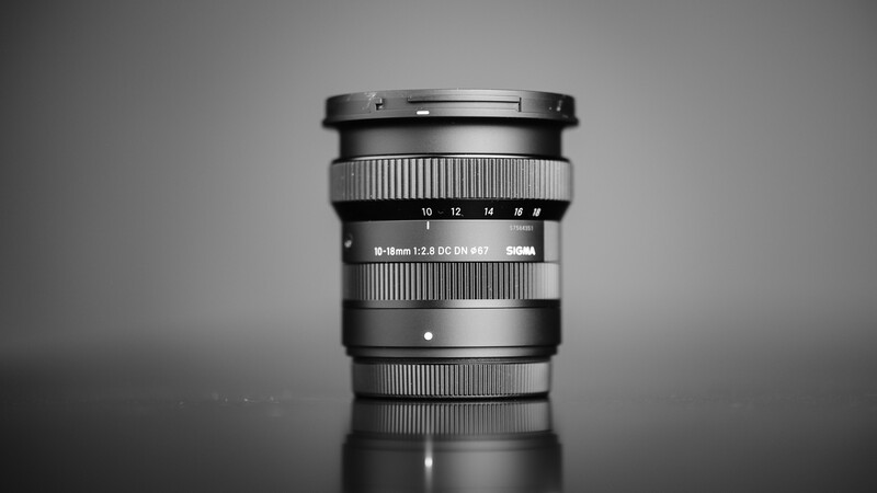 The lens extends a bit when zoomed out to 10 millimeters.