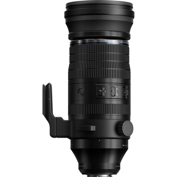 Black telephoto zoom lens with control rings and AF/MF switch against white background.