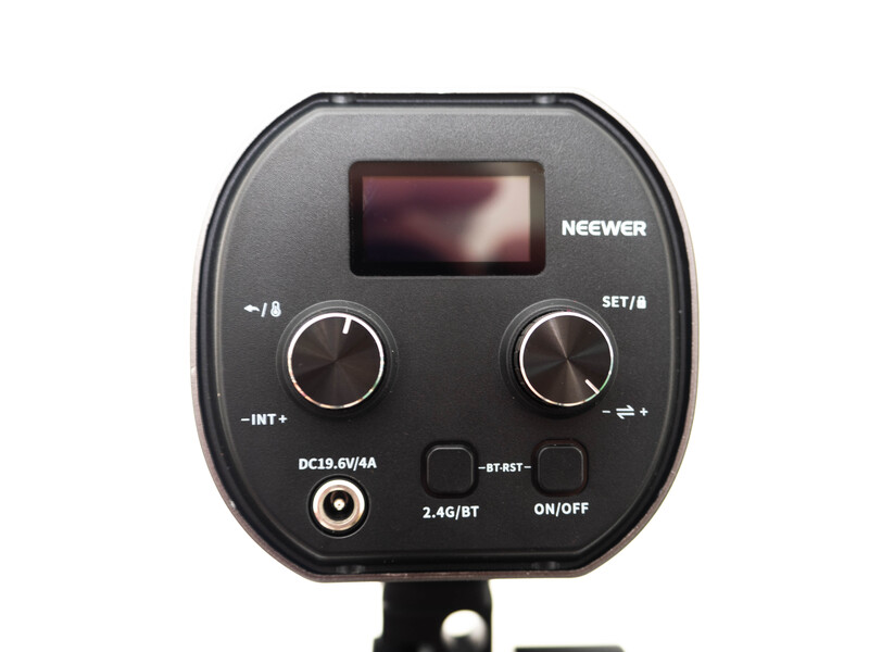 Neewer camera flash trigger remote control with LCD screen and dual dials.