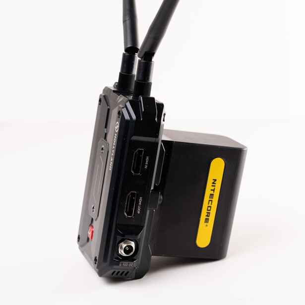 Wireless transmission system with black receiver unit and two antennas against white background.