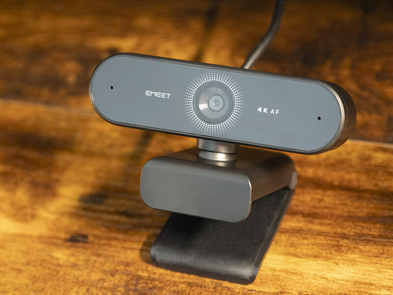 EMEET 4K webcam with autofocus mounted on a wooden surface.