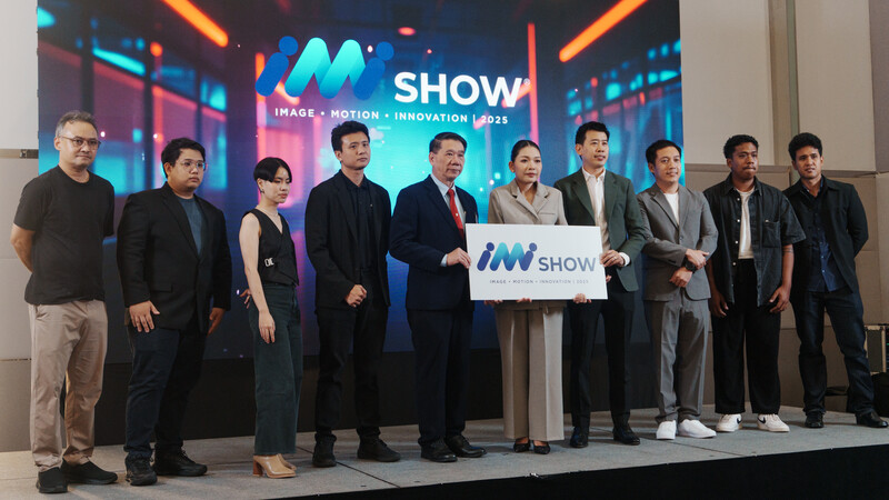 Ten people standing in a line on stage holding an INN Show banner against a colorful blue and orange illuminated backdrop.