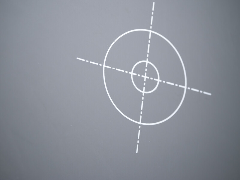 Diagram showing concentric circles with crosshair alignment marks and dashed reference lines.