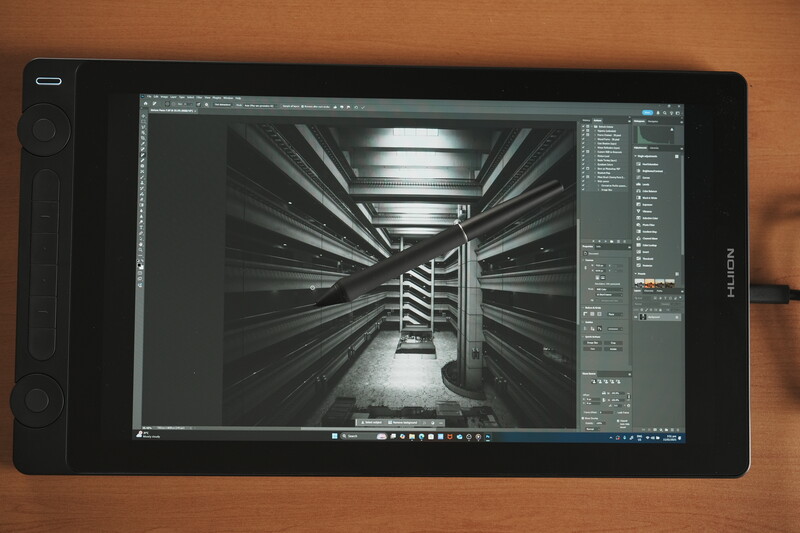 Screenshot of photo editing software displaying a black and white architectural image with perspective lines.